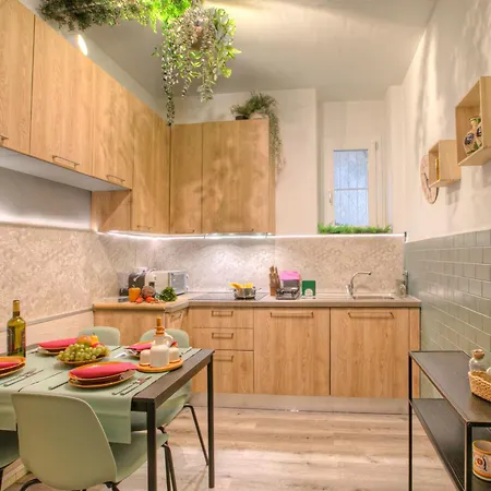 Pinehome & Garden - Balcony Flat W/ Mountain Views - Happy Apartmán