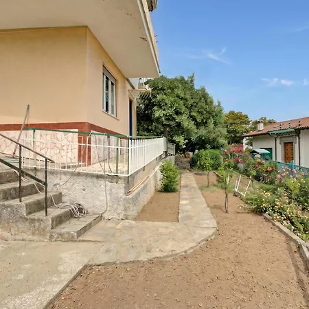 Apartmán Pinehome & Garden - Balcony Flat W/ Mountain Views - Happy